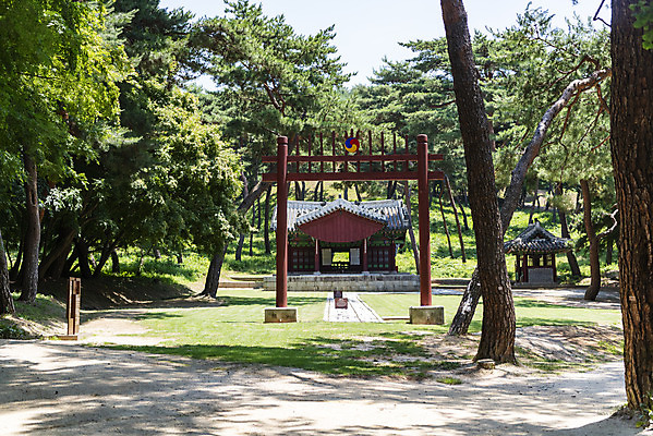 포토 JPG 주간 한국전통 여행 유적지 풍경 사람없음 야외 여름 관광지 세계문화유산 문화재 역사 한국사 조선시대 왕릉 조선왕릉 홍살문 홍유릉 영친왕 이방자 국내포토 자연요소 전통 계절 고건축 한국 전통문 왕비 남양주 파일형식