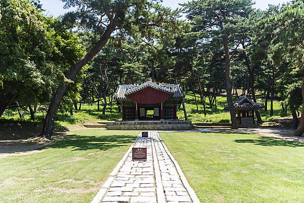 포토 JPG 주간 나무 한국전통 여행 유적지 풍경 사람없음 야외 여름 관광지 세계문화유산 문화재 역사 한국사 조선시대 왕릉 정자각 조선왕릉 홍유릉 영친왕 이방자 국내포토 자연요소 식물 전통 계절 고건축 한국 왕비 남양주 파일형식