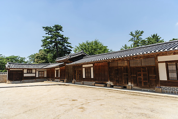 포토 JPG 주간 나무 한국전통 여행 유적지 풍경 사람없음 야외 여름 관광지 세계문화유산 문화재 역사 한국사 조선시대 왕릉 재실 조선왕릉 홍유릉 순종 고종 국내포토 자연요소 식물 전통 계절 고건축 한국 왕 남양주 파일형식