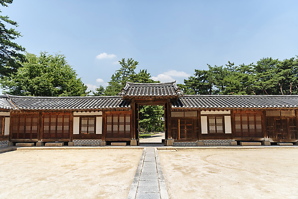 포토 JPG 주간 나무 한국전통 여행 유적지 풍경 사람없음 야외 여름 관광지 세계문화유산 문화재 역사 한국사 조선시대 왕릉 재실 조선왕릉 홍유릉 순종 고종 국내포토 자연요소 식물 전통 계절 고건축 한국 왕 남양주 파일형식
