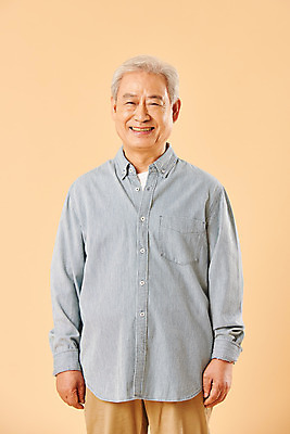 포토 JPG 스튜디오촬영 할아버지 노년 남자 실내 한명 미소 누끼 사람 상반신 앞모습 실버라이프 노후 한국인 은퇴 70대 노인남자한명만 베이지색배경 국내포토 1 라이프스타일 뷰포인트 백그라운드 표정 동양인 성인 내부 베이지색 남자한명만 노인남자만 파일형식