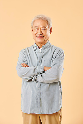 포토 JPG 스튜디오촬영 할아버지 노년 남자 실내 한명 미소 누끼 사람 상반신 앞모습 실버라이프 노후 팔짱 한국인 은퇴 70대 노인남자한명만 베이지색배경 국내포토 1 라이프스타일 뷰포인트 백그라운드 모션 표정 동양인 성인 내부 베이지색 남자한명만 노인남자만 파일형식