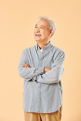 포토 JPG 스튜디오촬영 응시 할아버지 노년 남자 실내 한명 미소 누끼 사람 상반신 앞모습 실버라이프 노후 팔짱 한국인 은퇴 70대 노인남자한명만 베이지색배경 국내포토 1 라이프스타일 시선 뷰포인트 백그라운드 모션 표정 동양인 성인 내부 베이지색 남자한명만 노인남자만 파일형식