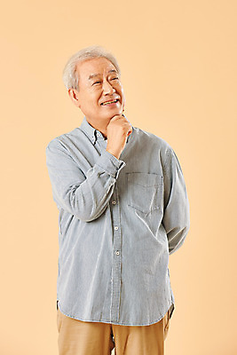 포토 JPG 스튜디오촬영 할아버지 노년 남자 생각 실내 한명 미소 누끼 사람 손짓 상반신 앞모습 실버라이프 노후 한국인 은퇴 70대 노인남자한명만 베이지색배경 국내포토 1 라이프스타일 뷰포인트 백그라운드 모션 표정 동양인 성인 내부 베이지색 남자한명만 노인남자만 파일형식