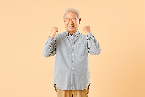 포토 JPG 스튜디오촬영 할아버지 노년 남자 응원 실내 한명 미소 누끼 사람 상반신 앞모습 실버라이프 노후 파이팅 주먹 한국인 은퇴 70대 노인남자한명만 베이지색배경 국내포토 1 라이프스타일 뷰포인트 백그라운드 모션 표정 동양인 성인 내부 베이지색 남자한명만 노인남자만 파일형식