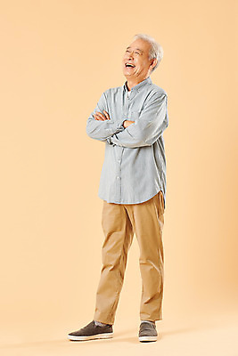 포토 JPG 스튜디오촬영 전신 할아버지 노년 남자 실내 한명 웃음 누끼 사람 옆모습 실버라이프 노후 팔짱 한국인 은퇴 즐거움 70대 노인남자한명만 베이지색배경 국내포토 1 라이프스타일 감정 뷰포인트 백그라운드 모션 표정 동양인 성인 내부 베이지색 남자한명만 노인남자만 파일형식