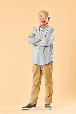 포토 JPG 스튜디오촬영 전신 할아버지 노년 남자 실내 한명 웃음 누끼 사람 옆모습 실버라이프 노후 팔짱 한국인 은퇴 즐거움 70대 노인남자한명만 베이지색배경 국내포토 1 라이프스타일 감정 뷰포인트 백그라운드 모션 표정 동양인 성인 내부 베이지색 남자한명만 노인남자만 파일형식