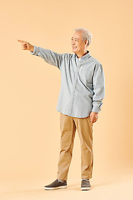 포토 JPG 스튜디오촬영 전신 할아버지 노년 남자 실내 한명 웃음 누끼 사람 옆모습 실버라이프 노후 한국인 가리킴 은퇴 즐거움 70대 노인남자한명만 베이지색배경 국내포토 1 라이프스타일 감정 뷰포인트 백그라운드 표정 동양인 손짓 성인 내부 베이지색 남자한명만 노인남자만 파일형식