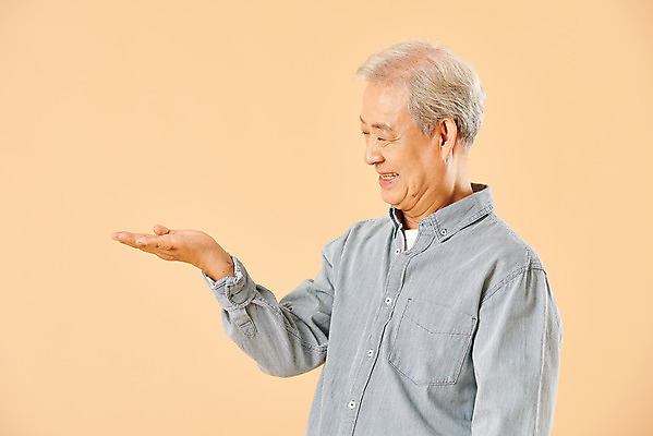 포토 JPG 스튜디오촬영 응시 할아버지 노년 남자 실내 한명 웃음 누끼 사람 손짓 상반신 옆모습 실버라이프 노후 한국인 은퇴 70대 노인남자한명만 베이지색배경 국내포토 1 라이프스타일 시선 뷰포인트 백그라운드 모션 표정 동양인 성인 내부 베이지색 남자한명만 노인남자만 파일형식