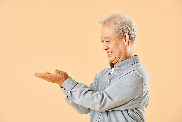 포토 JPG 스튜디오촬영 응시 할아버지 노년 남자 실내 한명 웃음 누끼 사람 손짓 상반신 옆모습 실버라이프 노후 한국인 은퇴 70대 노인남자한명만 베이지색배경 국내포토 1 라이프스타일 시선 뷰포인트 백그라운드 모션 표정 동양인 성인 내부 베이지색 남자한명만 노인남자만 파일형식