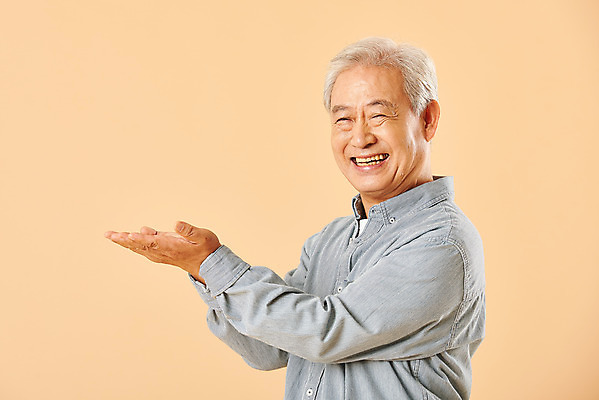 포토 JPG 스튜디오촬영 응시 할아버지 노년 남자 실내 한명 웃음 누끼 사람 손짓 상반신 옆모습 실버라이프 노후 한국인 은퇴 70대 노인남자한명만 베이지색배경 국내포토 1 라이프스타일 시선 뷰포인트 백그라운드 모션 표정 동양인 성인 내부 베이지색 남자한명만 노인남자만 파일형식