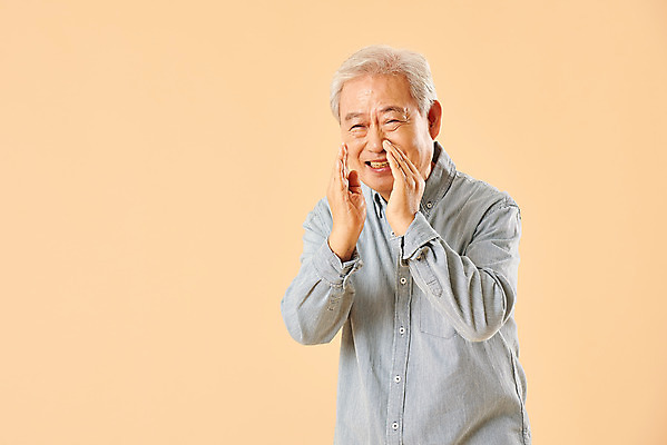 포토 JPG 스튜디오촬영 할아버지 노년 남자 실내 말하기 대화 한명 미소 누끼 사람 상반신 앞모습 실버라이프 노후 한국인 귓속말 은퇴 70대 노인남자한명만 베이지색배경 국내포토 1 라이프스타일 뷰포인트 백그라운드 모션 표정 동양인 성인 내부 베이지색 남자한명만 노인남자만 파일형식