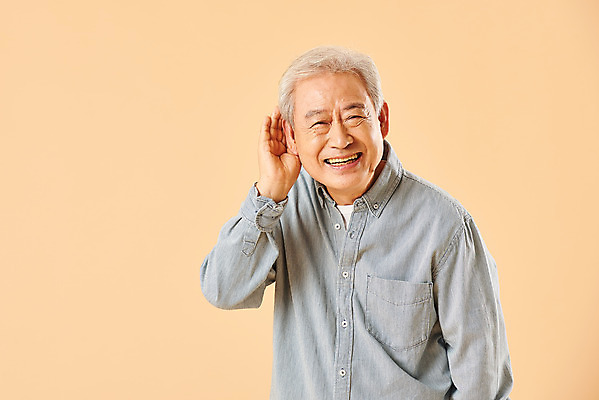 포토 JPG 스튜디오촬영 할아버지 노년 남자 실내 한명 웃음 누끼 사람 손짓 상반신 앞모습 실버라이프 노후 듣기 한국인 은퇴 즐거움 70대 노인남자한명만 베이지색배경 국내포토 1 라이프스타일 감정 뷰포인트 백그라운드 모션 표정 동양인 성인 내부 베이지색 남자한명만 노인남자만 파일형식