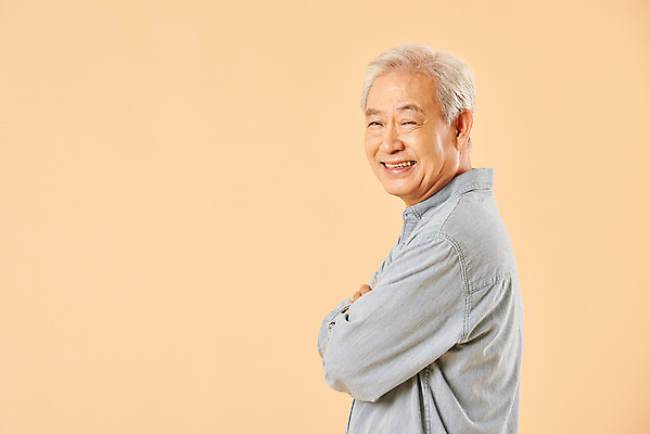 포토 JPG 스튜디오촬영 할아버지 노년 남자 실내 한명 미소 누끼 사람 상반신 옆모습 실버라이프 노후 팔짱 한국인 은퇴 70대 노인남자한명만 베이지색배경 국내포토 1 라이프스타일 뷰포인트 백그라운드 모션 표정 동양인 성인 내부 베이지색 남자한명만 노인남자만 파일형식