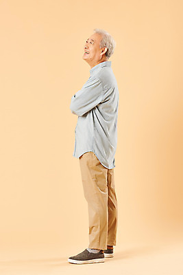 포토 JPG 스튜디오촬영 전신 할아버지 노년 남자 실내 한명 미소 누끼 사람 옆모습 실버라이프 노후 팔짱 한국인 은퇴 70대 노인남자한명만 베이지색배경 국내포토 1 라이프스타일 뷰포인트 백그라운드 모션 표정 동양인 성인 내부 베이지색 남자한명만 노인남자만 파일형식