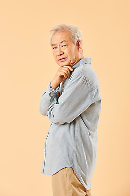 포토 JPG 스튜디오촬영 할아버지 노년 남자 생각 실내 한명 누끼 사람 상반신 옆모습 실버라이프 노후 턱괴기 한국인 은퇴 고민 70대 심각 노인남자한명만 베이지색배경 국내포토 1 라이프스타일 감정 뷰포인트 백그라운드 컨셉 모션 동양인 성인 내부 베이지색 남자한명만 노인남자만 파일형식