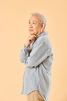 포토 JPG 스튜디오촬영 할아버지 노년 남자 생각 실내 한명 누끼 사람 상반신 옆모습 실버라이프 노후 턱괴기 한국인 은퇴 고민 70대 심각 노인남자한명만 베이지색배경 국내포토 1 라이프스타일 감정 뷰포인트 백그라운드 컨셉 모션 동양인 성인 내부 베이지색 남자한명만 노인남자만 파일형식