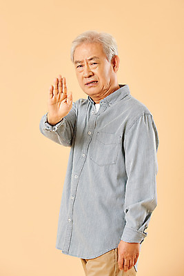 포토 JPG 스튜디오촬영 할아버지 노년 남자 실내 한명 누끼 사람 손짓 상반신 옆모습 실버라이프 노후 한국인 은퇴 거절 70대 노인남자한명만 베이지색배경 국내포토 1 라이프스타일 뷰포인트 백그라운드 컨셉 모션 동양인 성인 내부 베이지색 남자한명만 노인남자만 파일형식