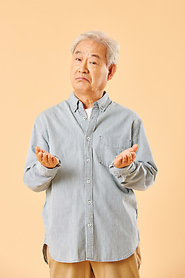 포토 JPG 스튜디오촬영 할아버지 노년 남자 실내 한명 누끼 사람 손짓 상반신 앞모습 실버라이프 노후 한국인 은퇴 70대 노인남자한명만 베이지색배경 의아 국내포토 1 라이프스타일 뷰포인트 백그라운드 모션 동양인 성인 내부 베이지색 남자한명만 노인남자만 파일형식