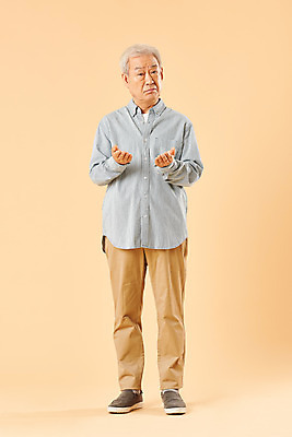 포토 JPG 스튜디오촬영 전신 할아버지 노년 남자 실내 한명 누끼 사람 손짓 앞모습 실버라이프 노후 한국인 은퇴 70대 노인남자한명만 베이지색배경 의아 국내포토 1 라이프스타일 뷰포인트 백그라운드 모션 동양인 성인 내부 베이지색 남자한명만 노인남자만 파일형식