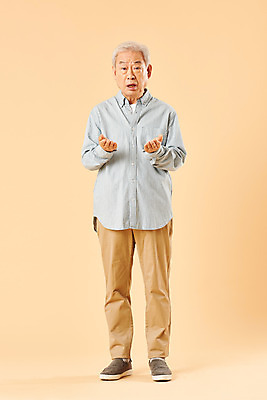 포토 JPG 스튜디오촬영 전신 할아버지 노년 남자 실내 한명 누끼 사람 손짓 앞모습 실버라이프 노후 한국인 은퇴 70대 노인남자한명만 베이지색배경 의아 국내포토 1 라이프스타일 뷰포인트 백그라운드 모션 동양인 성인 내부 베이지색 남자한명만 노인남자만 파일형식