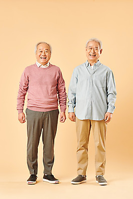 포토 JPG 스튜디오촬영 전신 할아버지 노년 남자 실내 미소 누끼 사람 두명 앞모습 친구 실버라이프 노후 우정 한국인 은퇴 70대 노인남자만 베이지색배경 국내포토 라이프스타일 뷰포인트 백그라운드 관계 표정 동양인 성인 내부 베이지색 남자만 노인만 파일형식