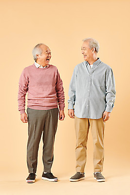 포토 JPG 스튜디오촬영 전신 할아버지 노년 남자 실내 미소 누끼 사람 두명 앞모습 친구 실버라이프 노후 마주보기 우정 한국인 은퇴 즐거움 70대 노인남자만 베이지색배경 국내포토 라이프스타일 감정 뷰포인트 백그라운드 관계 모션 표정 동양인 성인 내부 베이지색 남자만 노인만 파일형식