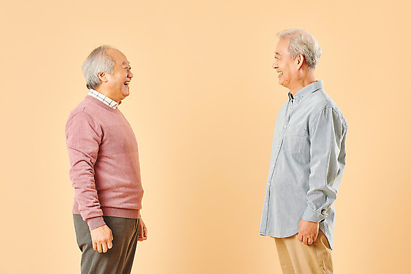 포토 JPG 스튜디오촬영 할아버지 노년 남자 실내 미소 누끼 사람 상반신 두명 옆모습 친구 실버라이프 노후 마주보기 우정 한국인 은퇴 즐거움 70대 노인남자만 베이지색배경 국내포토 라이프스타일 감정 뷰포인트 백그라운드 관계 모션 표정 동양인 성인 내부 베이지색 남자만 노인만 파일형식