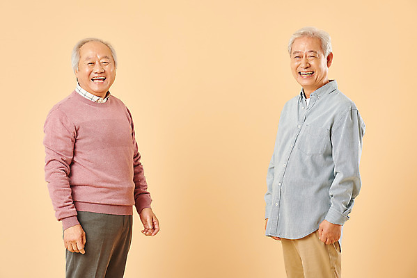 포토 JPG 스튜디오촬영 할아버지 노년 남자 실내 미소 웃음 누끼 사람 상반신 두명 옆모습 친구 실버라이프 노후 우정 한국인 은퇴 즐거움 70대 노인남자만 베이지색배경 국내포토 라이프스타일 감정 뷰포인트 백그라운드 관계 표정 동양인 성인 내부 베이지색 남자만 노인만 파일형식