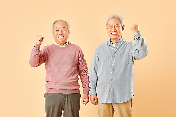 포토 JPG 스튜디오촬영 할아버지 노년 남자 응원 실내 웃음 누끼 사람 상반신 두명 앞모습 친구 실버라이프 노후 파이팅 주먹 우정 한국인 은퇴 70대 노인남자만 베이지색배경 국내포토 라이프스타일 뷰포인트 백그라운드 관계 모션 표정 동양인 성인 내부 베이지색 남자만 노인만 파일형식