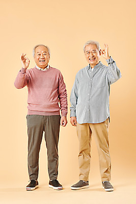 포토 JPG 스튜디오촬영 전신 할아버지 노년 남자 실내 웃음 누끼 사람 두명 앞모습 친구 실버라이프 노후 우정 한국인 OK 은퇴 승낙 70대 노인남자만 베이지색배경 국내포토 라이프스타일 뷰포인트 백그라운드 컨셉 관계 표정 동양인 손짓 성인 내부 베이지색 남자만 노인만 파일형식