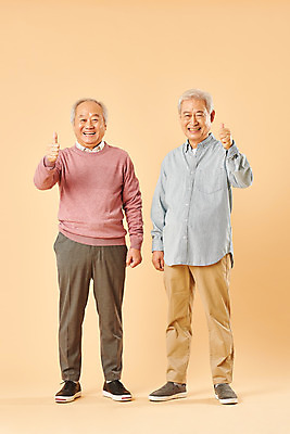 포토 JPG 스튜디오촬영 전신 할아버지 노년 남자 실내 웃음 누끼 사람 두명 앞모습 친구 실버라이프 노후 우정 한국인 엄지손가락 최고 은퇴 70대 노인남자만 베이지색배경 국내포토 라이프스타일 뷰포인트 백그라운드 손가락 관계 표정 동양인 성인 내부 베이지색 남자만 노인만 파일형식