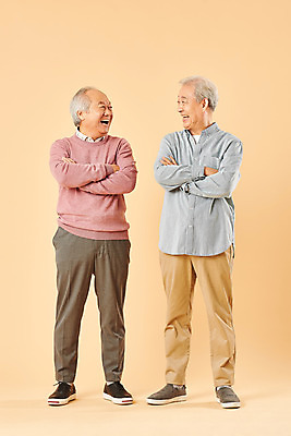 포토 JPG 스튜디오촬영 전신 할아버지 노년 남자 실내 웃음 누끼 사람 두명 앞모습 친구 실버라이프 노후 마주보기 팔짱 우정 한국인 은퇴 즐거움 70대 노인남자만 베이지색배경 국내포토 라이프스타일 감정 뷰포인트 백그라운드 관계 모션 표정 동양인 성인 내부 베이지색 남자만 노인만 파일형식
