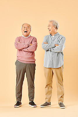 포토 JPG 스튜디오촬영 전신 할아버지 노년 남자 실내 웃음 누끼 사람 두명 앞모습 친구 실버라이프 노후 팔짱 우정 한국인 은퇴 즐거움 70대 노인남자만 베이지색배경 국내포토 라이프스타일 감정 뷰포인트 백그라운드 관계 모션 표정 동양인 성인 내부 베이지색 남자만 노인만 파일형식