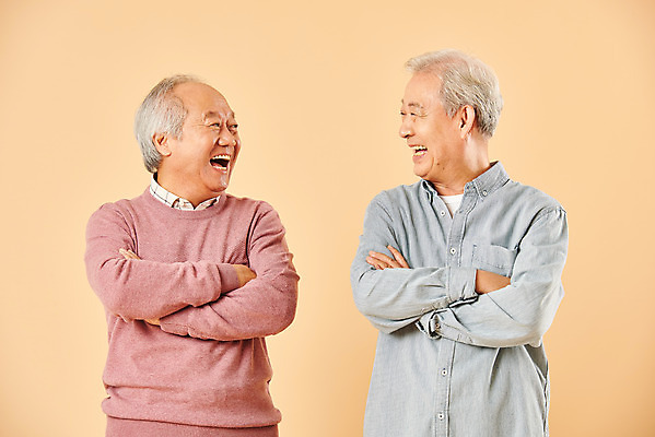 포토 JPG 스튜디오촬영 할아버지 노년 남자 실내 웃음 누끼 사람 상반신 두명 앞모습 친구 실버라이프 노후 마주보기 팔짱 우정 한국인 은퇴 즐거움 70대 노인남자만 베이지색배경 국내포토 라이프스타일 감정 뷰포인트 백그라운드 관계 모션 표정 동양인 성인 내부 베이지색 남자만 노인만 파일형식