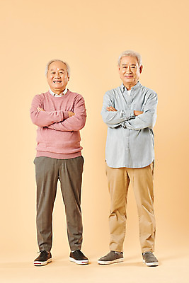 포토 JPG 스튜디오촬영 전신 할아버지 노년 남자 실내 미소 누끼 사람 두명 앞모습 친구 실버라이프 노후 팔짱 우정 한국인 은퇴 70대 노인남자만 베이지색배경 국내포토 라이프스타일 뷰포인트 백그라운드 관계 모션 표정 동양인 성인 내부 베이지색 남자만 노인만 파일형식