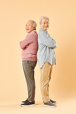 포토 JPG 스튜디오촬영 전신 할아버지 노년 남자 실내 미소 누끼 사람 두명 옆모습 친구 실버라이프 노후 팔짱 우정 한국인 은퇴 70대 노인남자만 베이지색배경 국내포토 라이프스타일 뷰포인트 백그라운드 관계 모션 표정 동양인 성인 내부 베이지색 남자만 노인만 파일형식