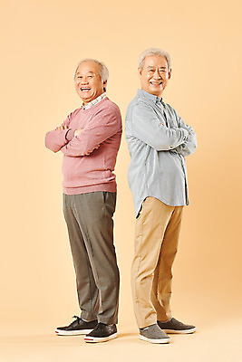 포토 JPG 스튜디오촬영 전신 할아버지 노년 남자 실내 누끼 사람 두명 옆모습 친구 실버라이프 노후 우정 한국인 은퇴 70대 노인남자만 베이지색배경 국내포토 라이프스타일 뷰포인트 백그라운드 관계 동양인 성인 내부 베이지색 남자만 노인만 파일형식