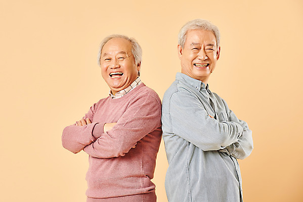 포토 JPG 스튜디오촬영 할아버지 노년 남자 실내 미소 누끼 사람 상반신 두명 옆모습 친구 실버라이프 노후 팔짱 우정 한국인 은퇴 70대 노인남자만 베이지색배경 국내포토 라이프스타일 뷰포인트 백그라운드 관계 모션 표정 동양인 성인 내부 베이지색 남자만 노인만 파일형식