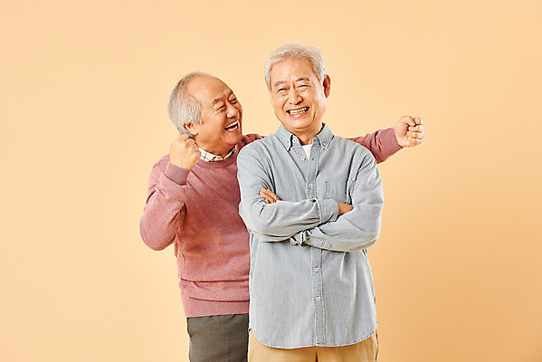 포토 JPG 스튜디오촬영 할아버지 노년 남자 장난 실내 웃음 누끼 사람 상반신 두명 앞모습 친구 실버라이프 노후 우정 한국인 은퇴 즐거움 70대 노인남자만 베이지색배경 국내포토 라이프스타일 감정 뷰포인트 백그라운드 관계 표정 동양인 성인 내부 베이지색 남자만 노인만 파일형식