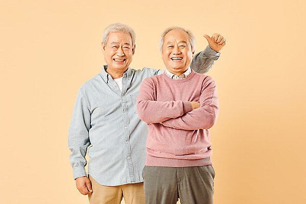 포토 JPG 스튜디오촬영 할아버지 노년 남자 장난 실내 미소 누끼 사람 상반신 두명 앞모습 친구 실버라이프 노후 팔짱 우정 한국인 은퇴 즐거움 70대 노인남자만 베이지색배경 국내포토 라이프스타일 감정 뷰포인트 백그라운드 관계 모션 표정 동양인 성인 내부 베이지색 남자만 노인만 파일형식