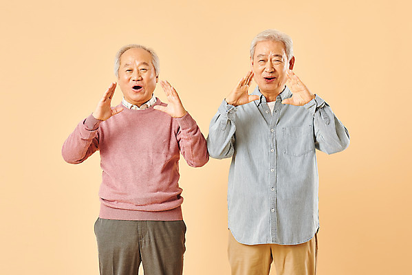 포토 JPG 스튜디오촬영 할아버지 노년 남자 실내 누끼 사람 손짓 상반신 두명 앞모습 친구 실버라이프 노후 외침 우정 한국인 은퇴 70대 노인남자만 베이지색배경 국내포토 라이프스타일 뷰포인트 백그라운드 관계 모션 동양인 성인 내부 소리 베이지색 남자만 노인만 파일형식