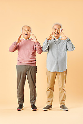 포토 JPG 스튜디오촬영 전신 할아버지 노년 남자 실내 누끼 사람 손짓 두명 앞모습 친구 실버라이프 노후 외침 우정 한국인 은퇴 70대 노인남자만 베이지색배경 국내포토 라이프스타일 뷰포인트 백그라운드 관계 모션 동양인 성인 내부 소리 베이지색 남자만 노인만 파일형식