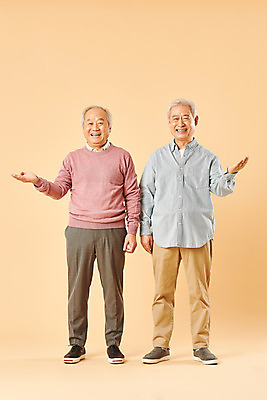 포토 JPG 스튜디오촬영 전신 할아버지 노년 남자 안내 실내 미소 누끼 사람 손짓 두명 앞모습 친구 실버라이프 노후 우정 한국인 은퇴 70대 노인남자만 베이지색배경 국내포토 라이프스타일 뷰포인트 백그라운드 관계 모션 표정 동양인 성인 내부 베이지색 남자만 노인만 파일형식