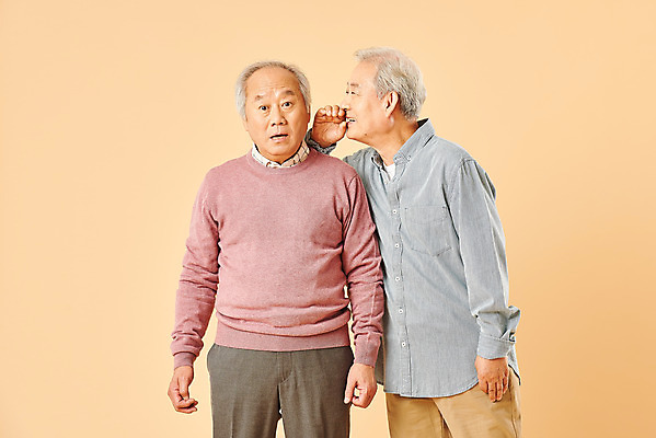 포토 JPG 스튜디오촬영 할아버지 노년 남자 실내 말하기 미소 누끼 사람 상반신 두명 앞모습 옆모습 친구 실버라이프 노후 놀람 우정 한국인 귓속말 은퇴 70대 노인남자만 베이지색배경 국내포토 라이프스타일 감정 뷰포인트 백그라운드 관계 모션 표정 동양인 성인 내부 베이지색 남자만 노인만 파일형식