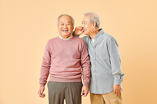 포토 JPG 스튜디오촬영 할아버지 노년 남자 실내 말하기 미소 누끼 사람 상반신 두명 앞모습 옆모습 친구 실버라이프 노후 우정 한국인 귓속말 은퇴 70대 노인남자만 베이지색배경 국내포토 라이프스타일 뷰포인트 백그라운드 관계 모션 표정 동양인 성인 내부 베이지색 남자만 노인만 파일형식