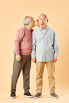 포토 JPG 스튜디오촬영 전신 할아버지 노년 남자 실내 말하기 미소 누끼 사람 두명 앞모습 옆모습 친구 실버라이프 노후 놀람 우정 한국인 귓속말 은퇴 70대 노인남자만 베이지색배경 국내포토 라이프스타일 감정 뷰포인트 백그라운드 관계 모션 표정 동양인 성인 내부 베이지색 남자만 노인만 파일형식