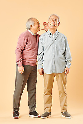 포토 JPG 스튜디오촬영 전신 할아버지 노년 남자 실내 말하기 미소 누끼 사람 두명 앞모습 옆모습 친구 실버라이프 노후 한국인 귓속말 은퇴 70대 노인남자만 베이지색배경 국내포토 라이프스타일 뷰포인트 백그라운드 관계 모션 표정 동양인 성인 내부 베이지색 남자만 노인만 파일형식
