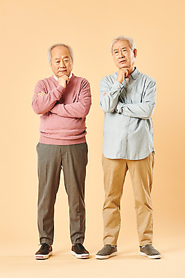 포토 JPG 스튜디오촬영 전신 할아버지 노년 남자 생각 실내 누끼 사람 두명 앞모습 친구 실버라이프 노후 턱괴기 한국인 은퇴 고민 70대 심각 노인남자만 베이지색배경 국내포토 라이프스타일 감정 뷰포인트 백그라운드 컨셉 관계 모션 동양인 성인 내부 베이지색 남자만 노인만 파일형식