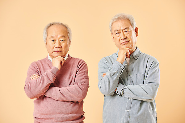 포토 JPG 스튜디오촬영 할아버지 노년 남자 생각 실내 누끼 사람 상반신 두명 앞모습 친구 실버라이프 노후 턱괴기 한국인 은퇴 고민 70대 심각 노인남자만 베이지색배경 국내포토 라이프스타일 감정 뷰포인트 백그라운드 컨셉 관계 모션 동양인 성인 내부 베이지색 남자만 노인만 파일형식